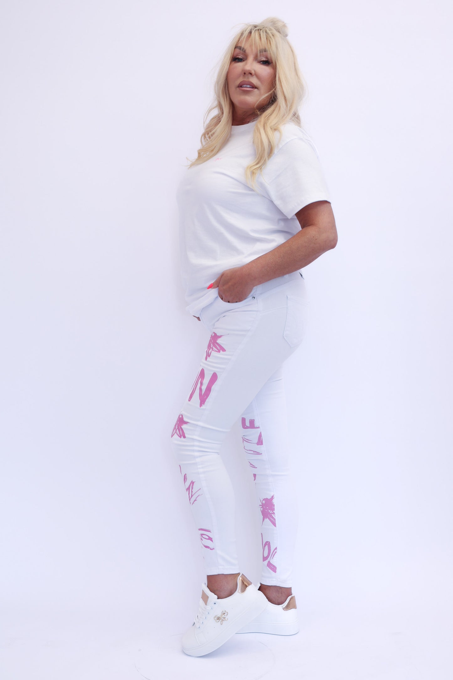 SPODNIE JEANS NAPISY - LITTLEBOW