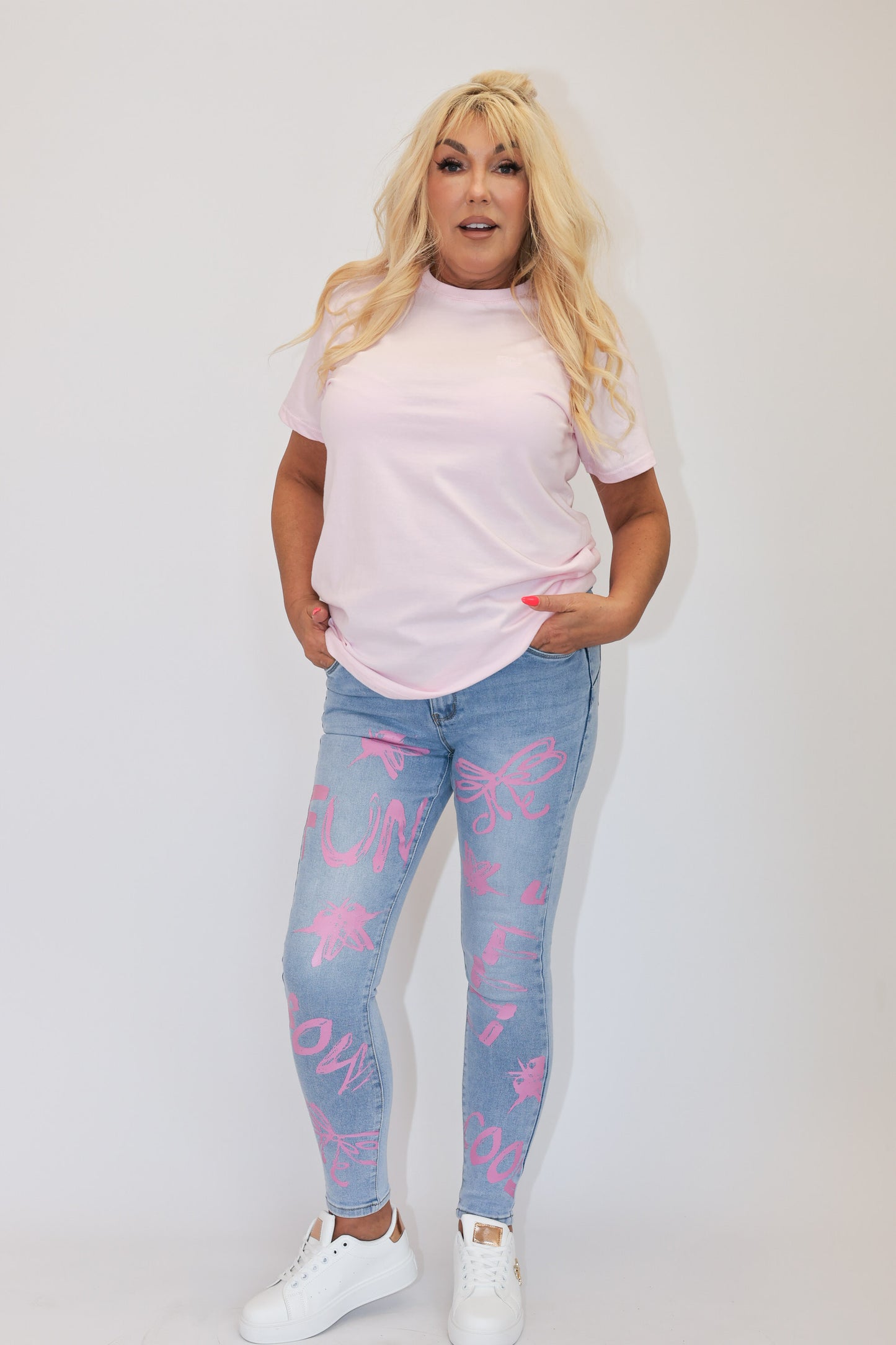 SPODNIE JEANS NAPISY - LITTLEBOW