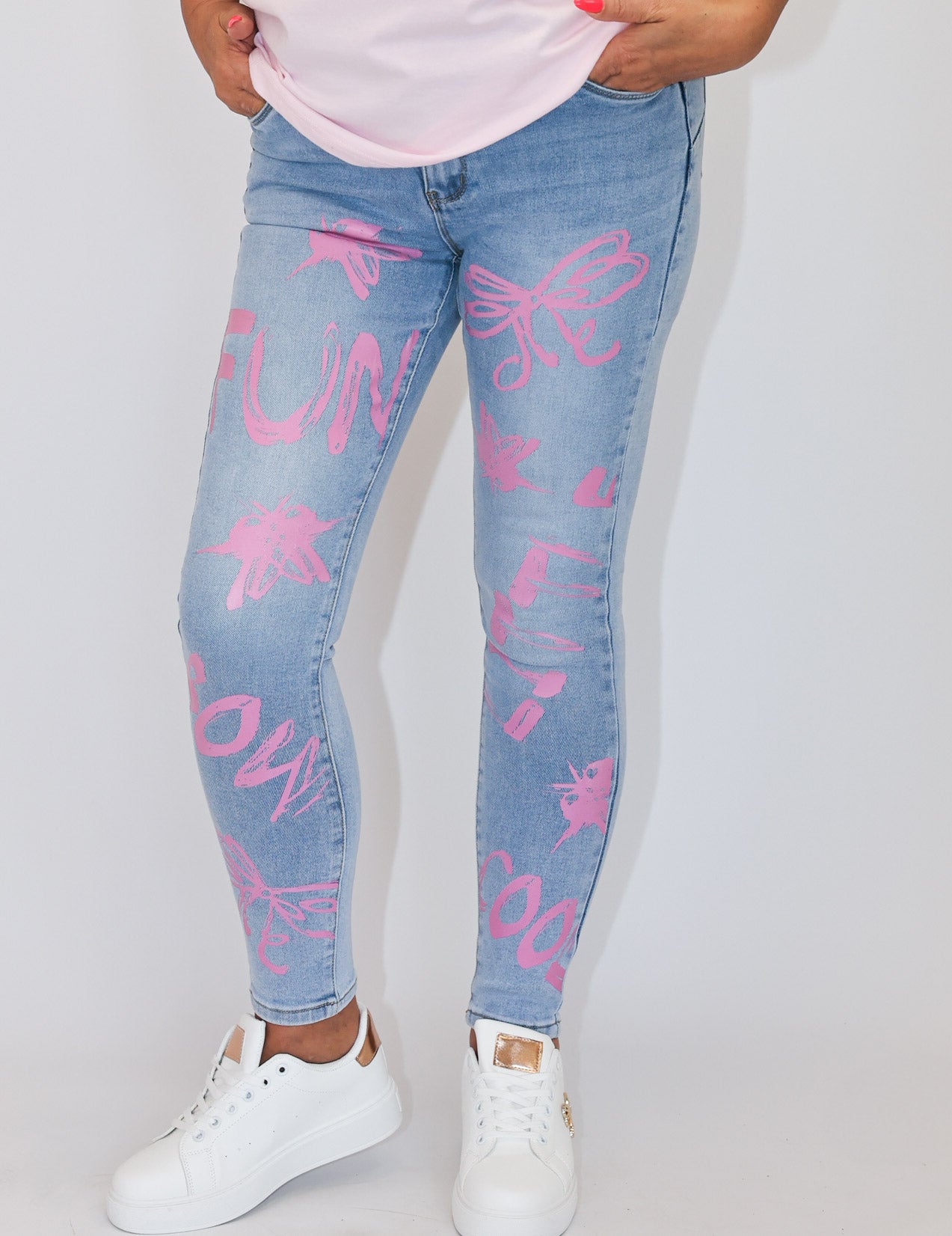 SPODNIE JEANS NAPISY - LITTLEBOW